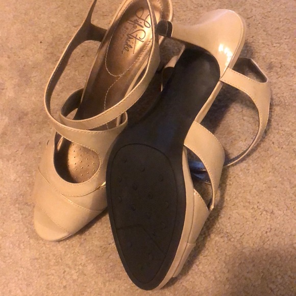 Nude Heels - Picture 2 of 2